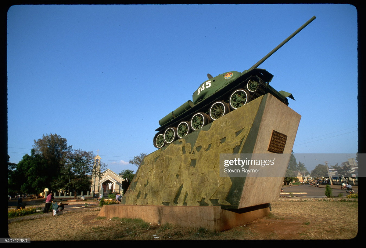 Chiếc xe tăng T-54 tại tượng đài chiến thắng ở ngã sáu thị xã Buôn Ma Thuột, Đắk Lắk năm 1994. Ảnh: Steven Raymer/ Getty Images. .