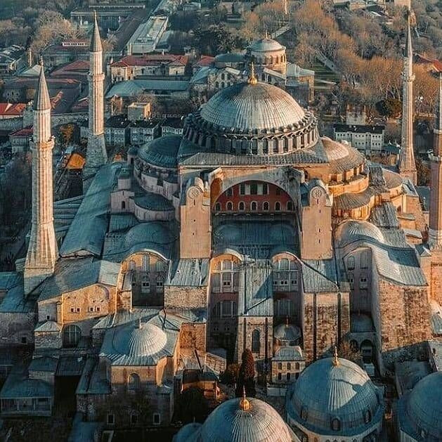 Tên nhà thờ xuất phát từ công trình nổi tiếng Hagia Sophia ở Constantinople, tức Istanbul ngày nay. Trước khi trở thành thánh đường Hồi giáo, Hagia Sophia là nhà thờ trung tâm của Giáo hội Chính thống giáo Đông phương trong gần 1000 năm.