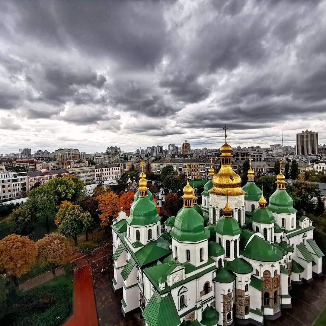 Qua các các biến cố lịch sử, nhà thờ đã nhiều lần bị phá hủy và được xây lại. Các kiến trúc hiện tại được định hình vào thế kỷ 17-18, được coi là di sản đặc sắc của kiến trúc Baroque Ukraina.