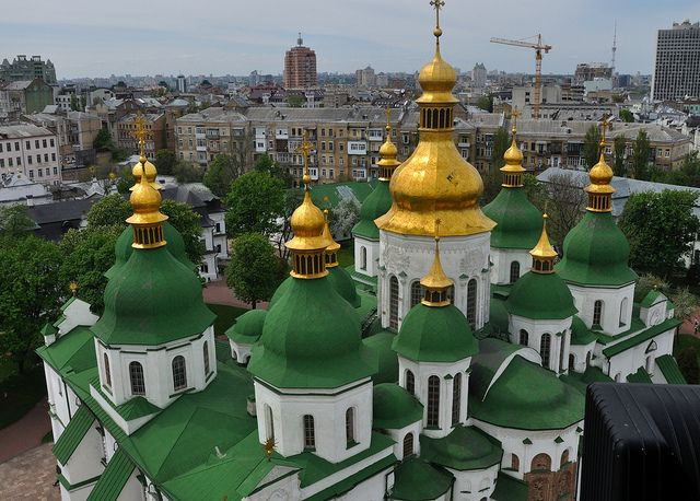 Điểm nhấn trong kiến trúc của công trình là 13 vòm bát úp, thể hiện đặc trưng của phong cách Byzantine.