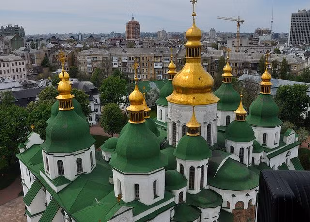 Điểm nhấn trong kiến trúc của công trình là 13 vòm bát úp, thể hiện đặc trưng của phong cách Byzantine.