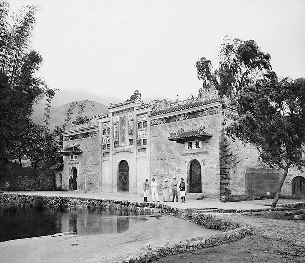 Vợ chồng ông Imbert gặp người chỉ huy tên Sen trước ngôi chùa ở làng Lou Kan Tiap, thuộc huyện Long Châu.