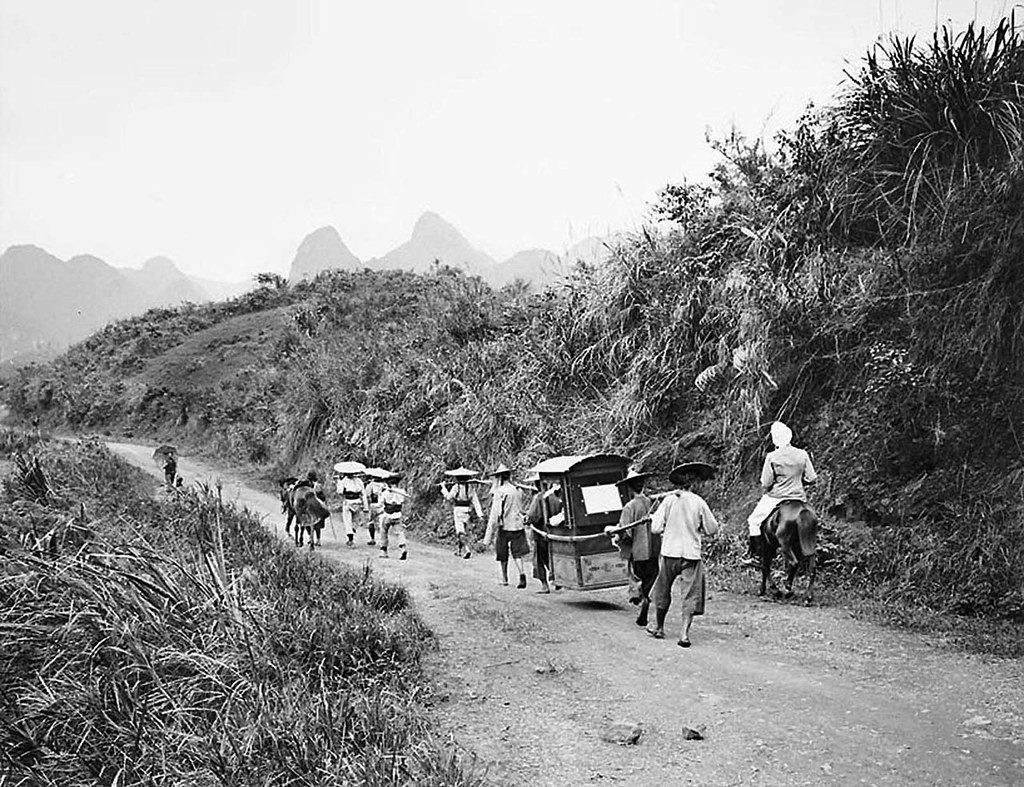 Vợ chồng ông Imbert được binh lính Trung Quốc hộ tống đến làng Lou Kan Tiap.