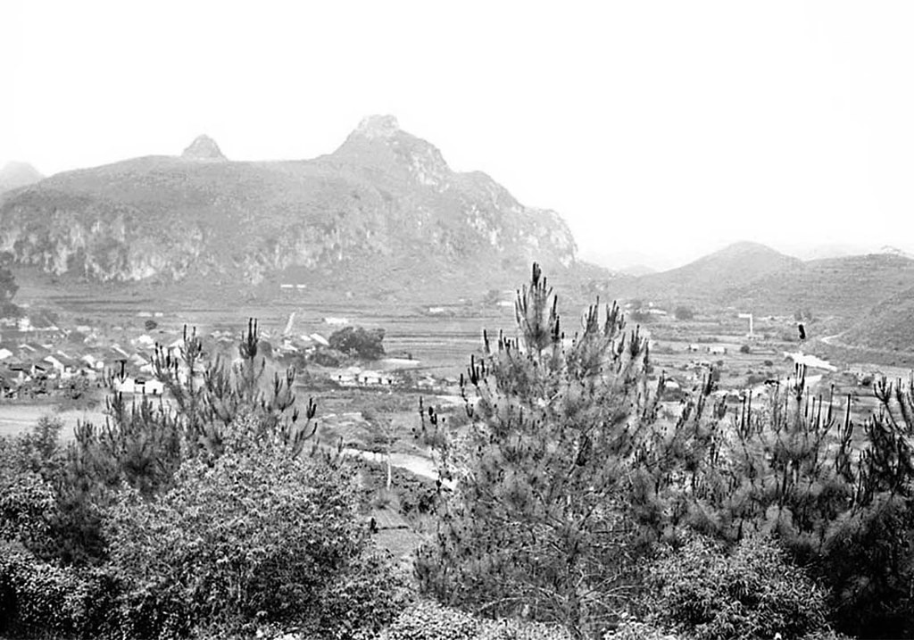 Khung cảnh Đồng Đăng năm 1906 nhìn từ một đài quan sát của quân đội Pháp. Ảnh: Edgard Imbert.