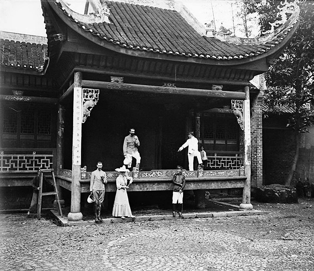 Vợ chồng ông Imbert thăm một nhà hát tại làng Lou Kan Tiap.