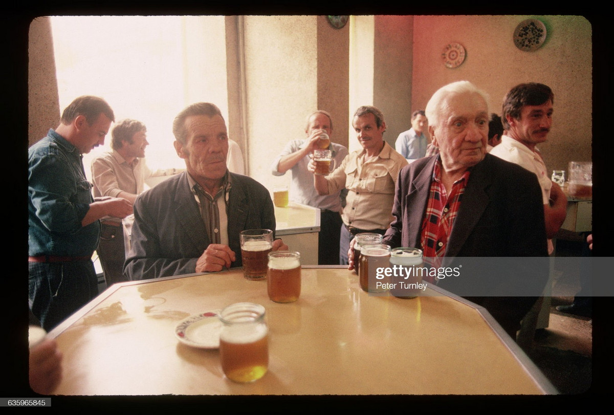 Các nam giới cao tuổi trong một quán bia ở thành phố Lvov.