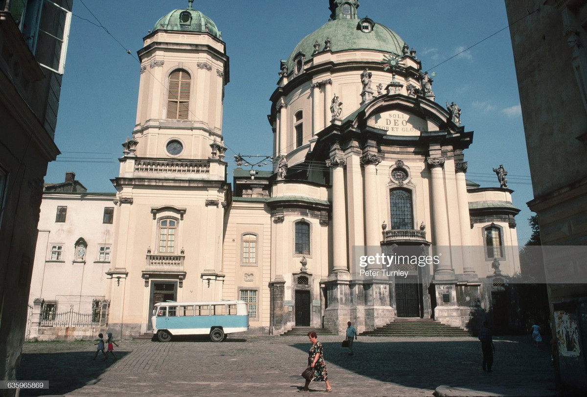 Bên ngoài một nhà thờ ở Lvov.