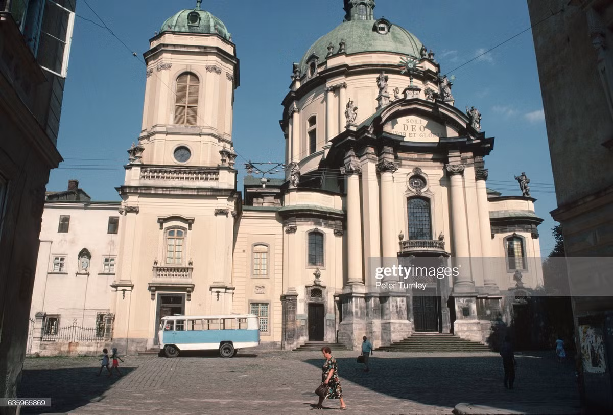 Bên ngoài một nhà thờ ở Lvov.