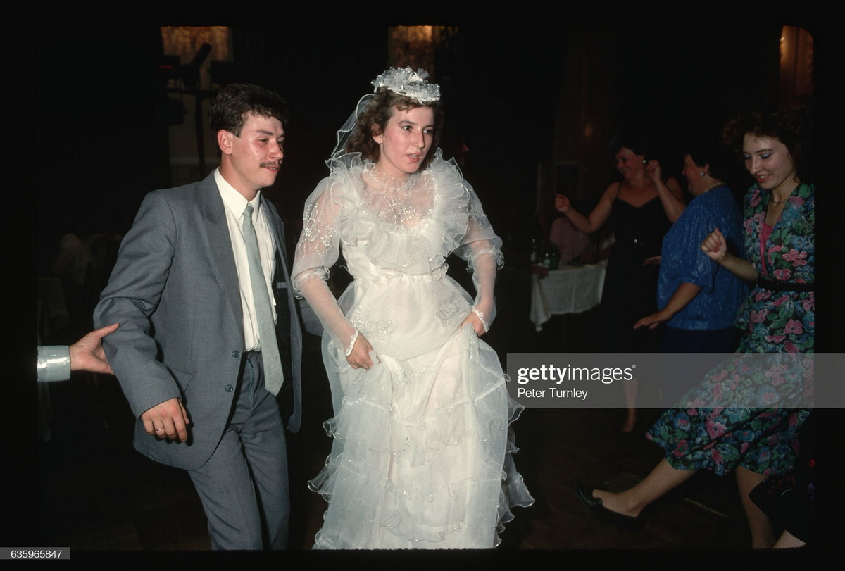 Cô dâu và chú rể trong tiệc cưới ở Lvov.