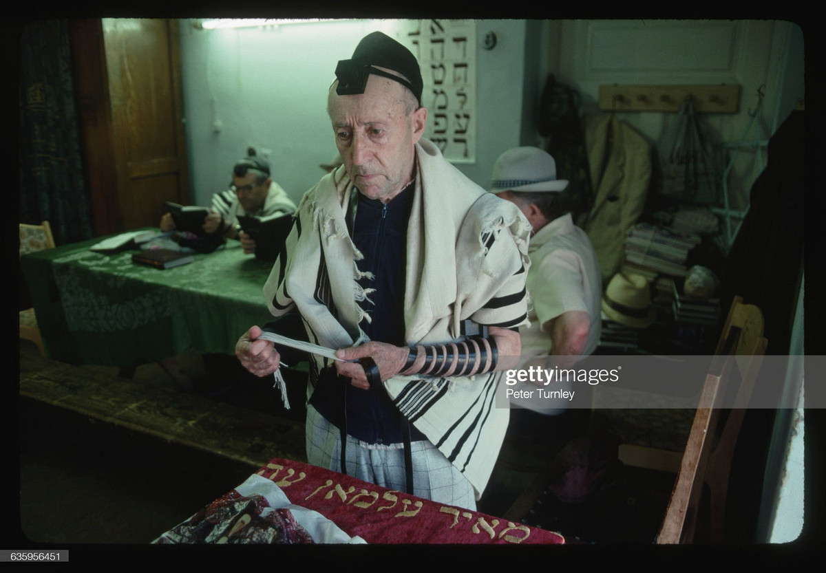 Một người Do Thái cao tuổi làm lễ tại thánh đường Do Thái giáo duy nhất còn hoạt động ở Lvov từ sau Thế chiến II. Dưới sự khủng bố của Đức Quốc xã, hàng chục cơ sở tôn giáo của người Do Thái ở nơi đây đã đóng cửa hoặc bị phá hủy.