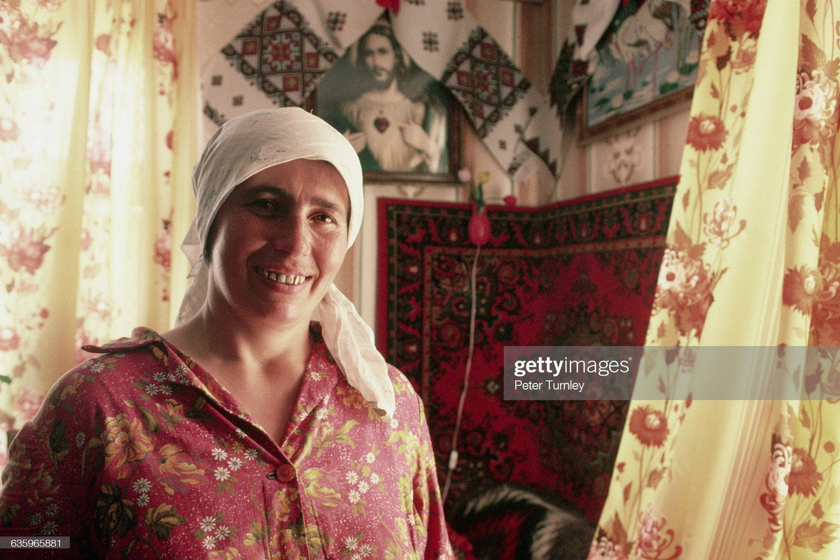 Nữ tín đồ Chính thống giáo tại ngôi nhà của mình ở Lvov.