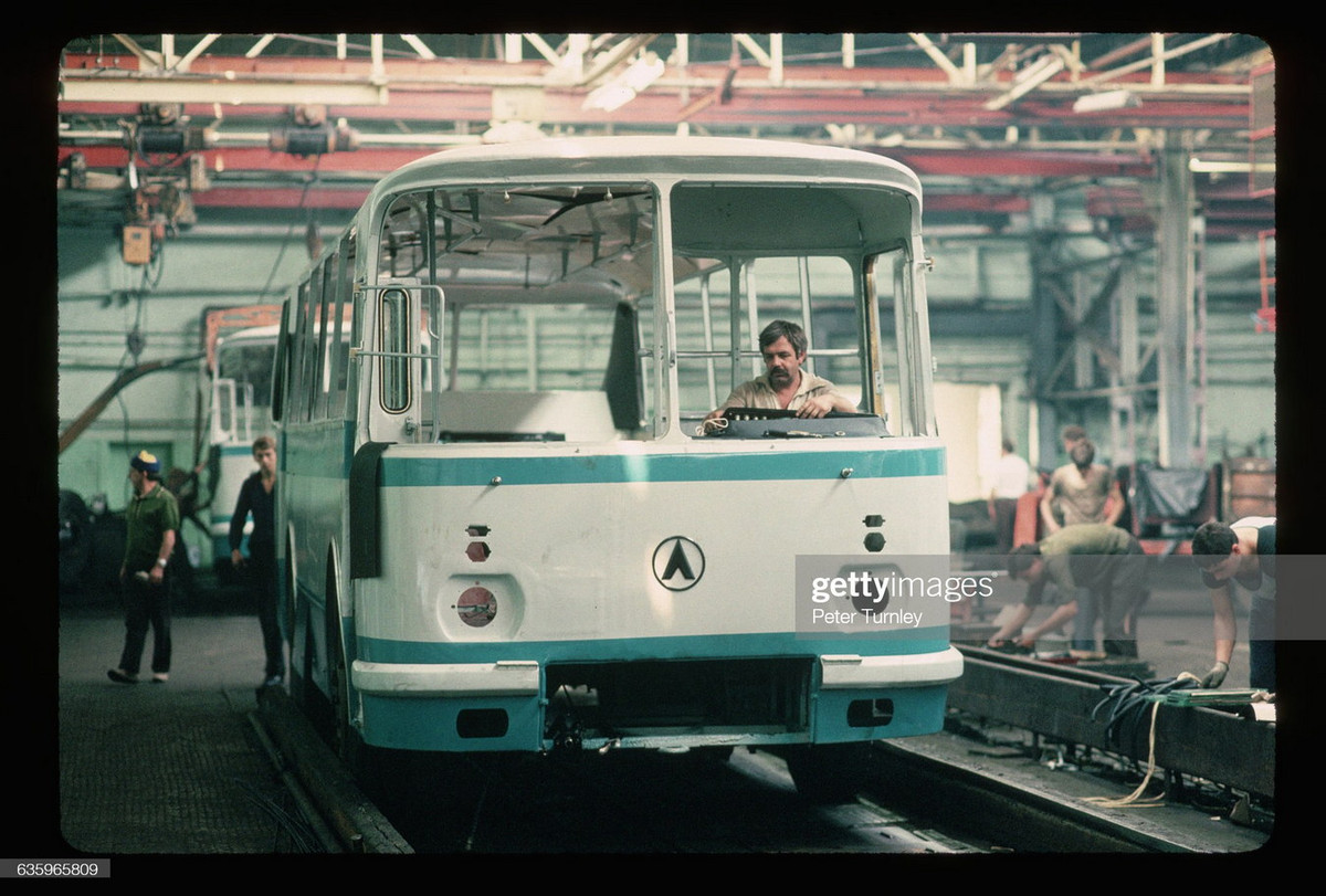 Một chiếc xe đang được hoàn thiện ở nhà máy.