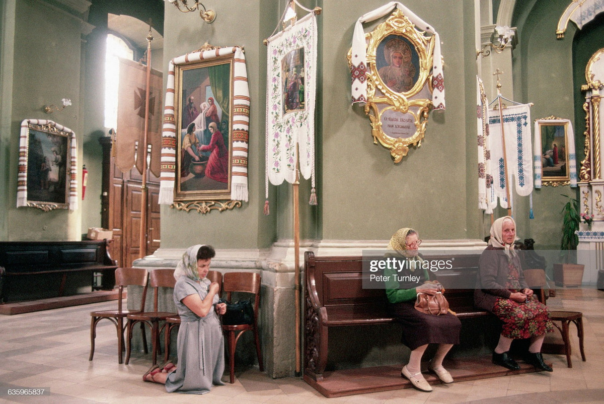 Bên trong một nhà thờ Chính Thống giáo ở Lvov.