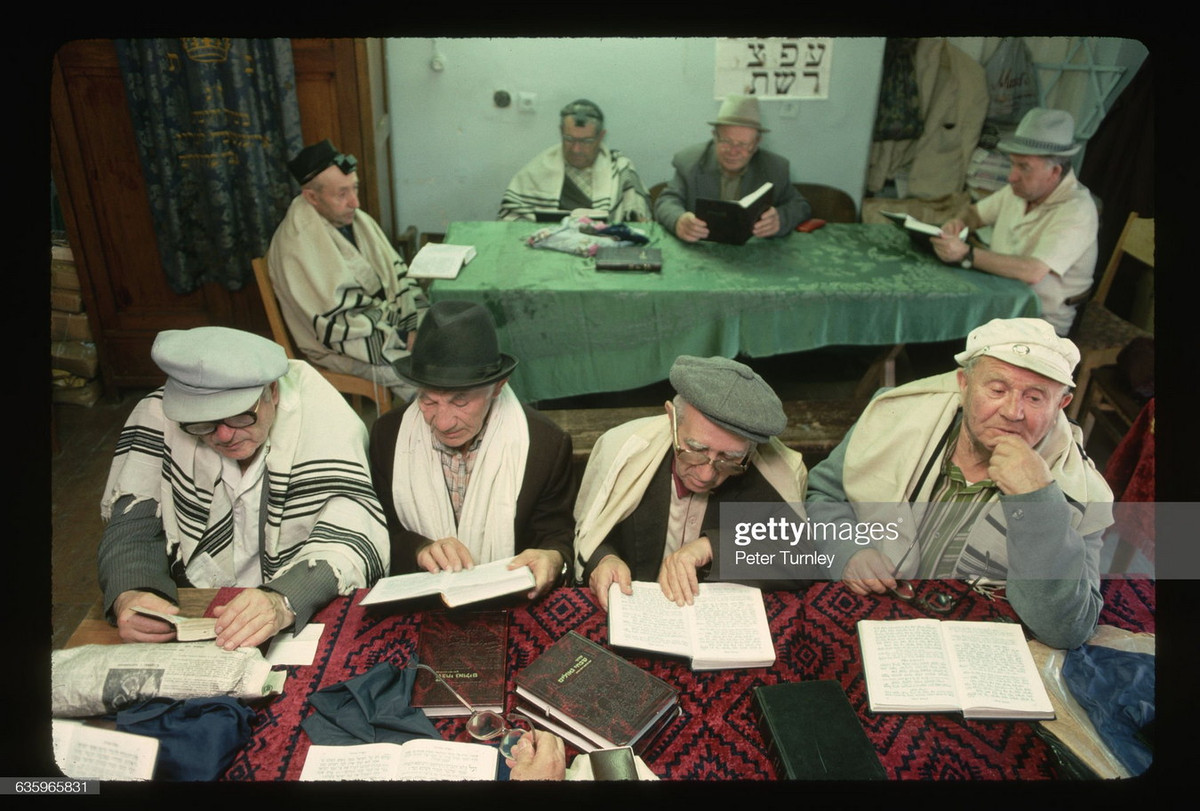 Các tín đồ Do Thái đọc Kinh trong thánh đường ở Lvov.