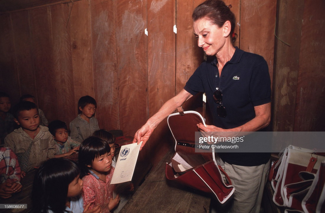 Bà Audrey Hepburn trao các tài liệu và sách giáo khoa của UNICEF cho trẻ em dân tộc Dao tại một ngôi trường ở miền núi phía Bắc.