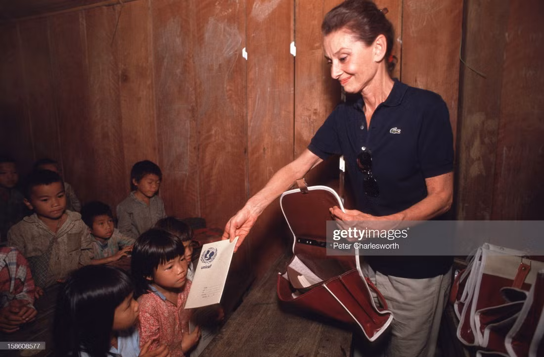 Bà Audrey Hepburn trao các tài liệu và sách giáo khoa của UNICEF cho trẻ em dân tộc Dao tại một ngôi trường ở miền núi phía Bắc.