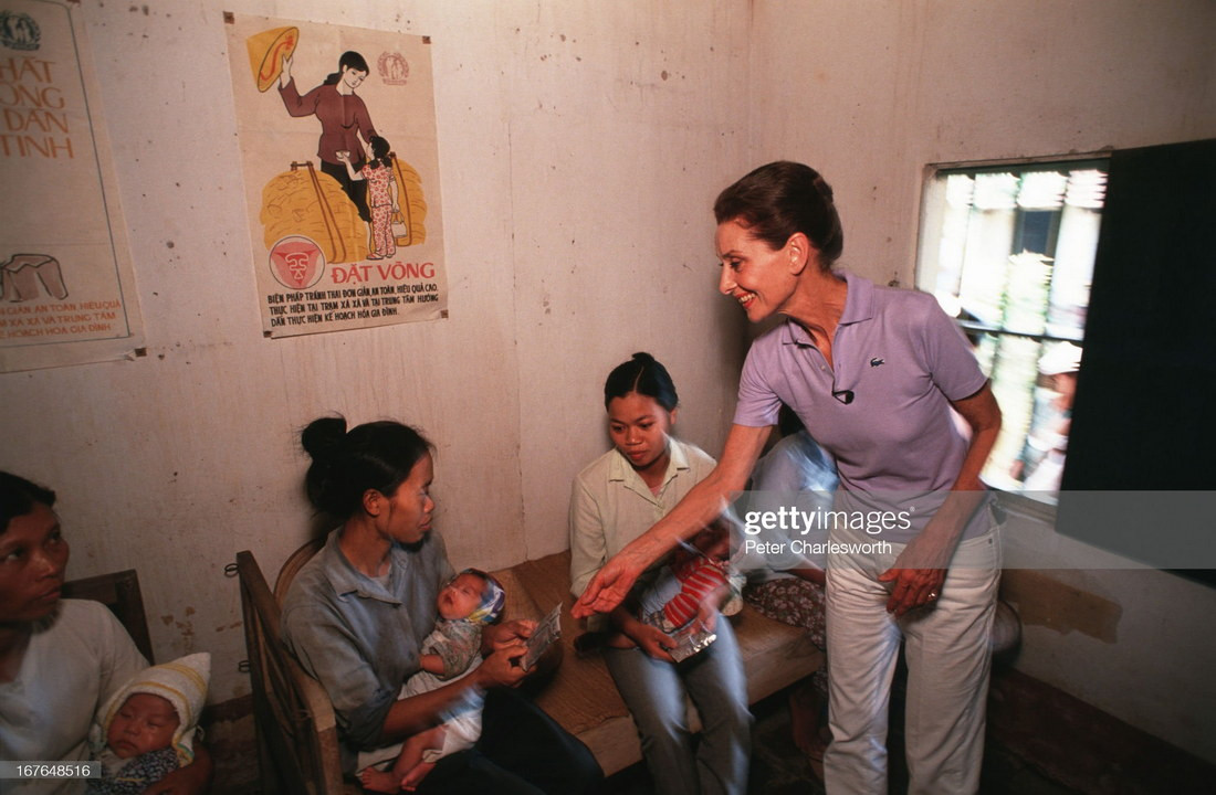 Bà Audrey Hepburn trò truyện với các bà mẹ ở trung tâm.