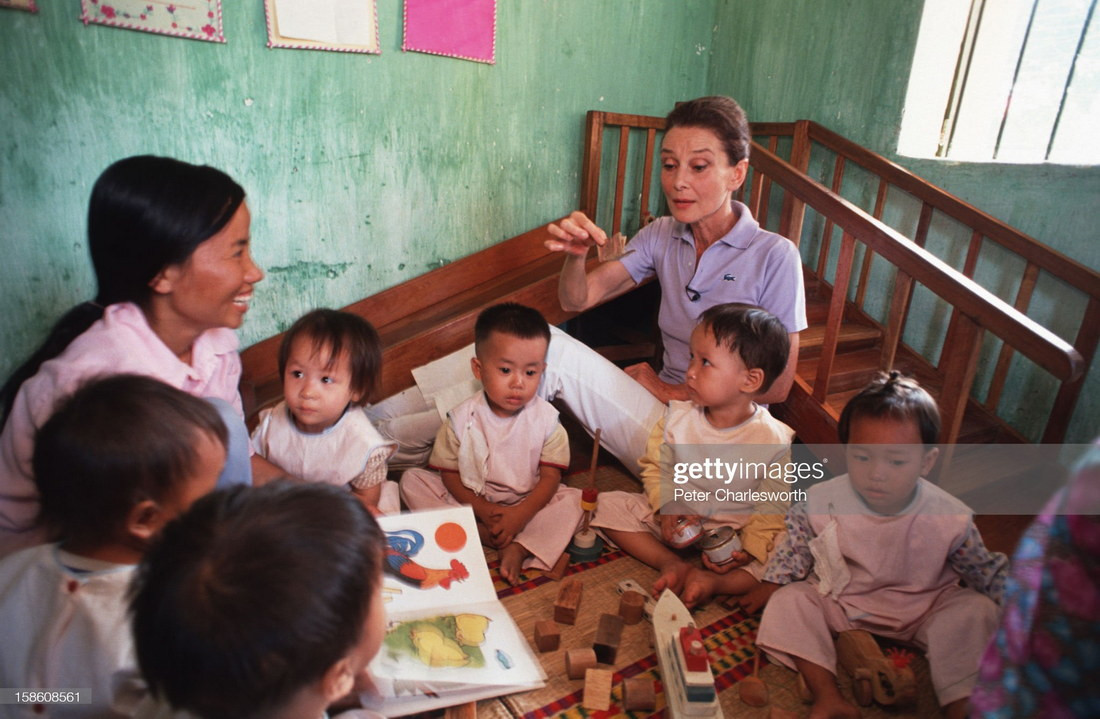 Đại sứ thiện chí UNICEF thăm một cơ sở mầm non ở ngoại thành Hà Nội.