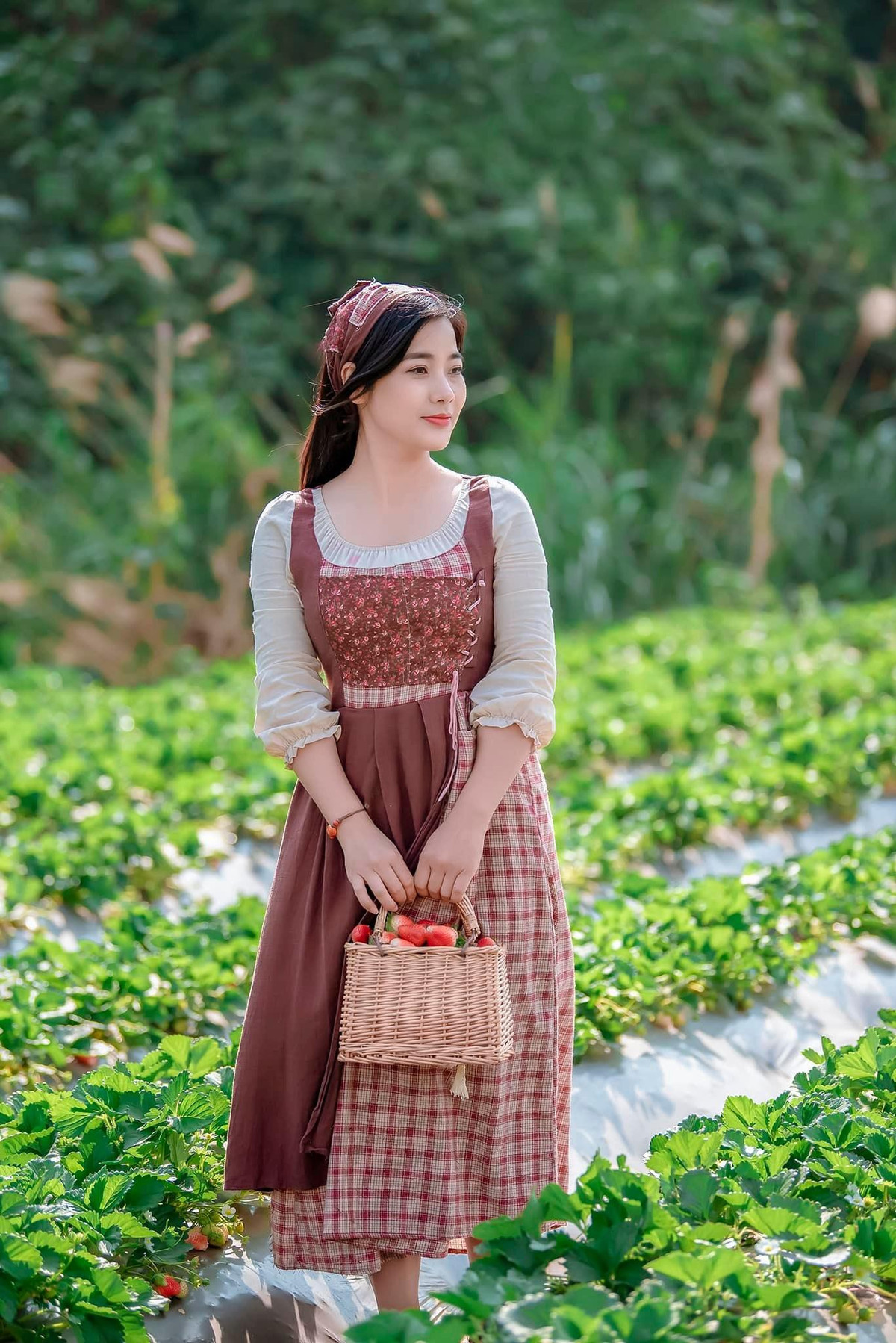 Chia sẻ về nhân vật của mình, nữ diễn viên bày tỏ: “Phim này Đàm Hằng vào vai Hoa, sinh ra ở Làng Hoa, trồng Hoa, đi bán Hoa, và yêu Hoa đến quần áo nào mặc cũng phải là Hoa mới chịu cơ. Không biết cuộc đời của Hoa sẽ đi đâu về đâu nữa”.