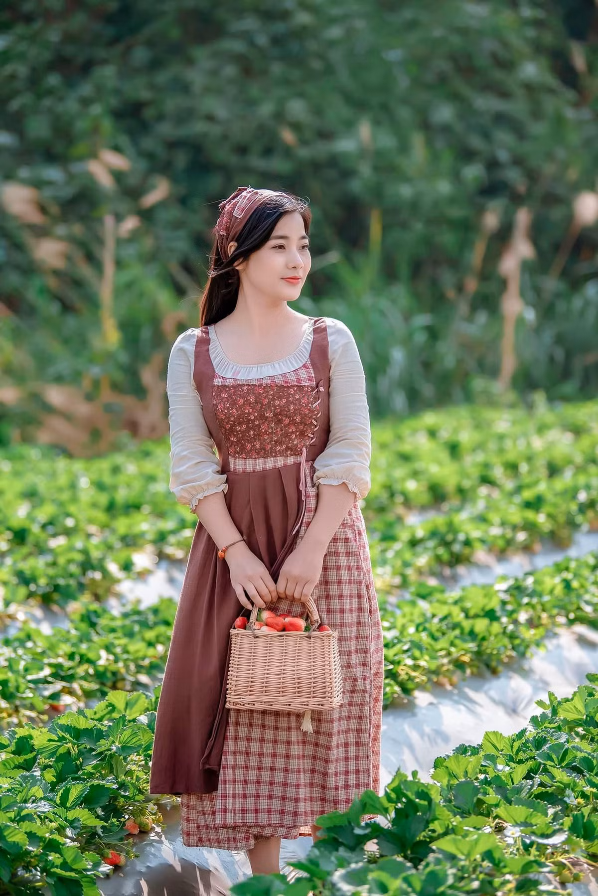 Chia sẻ về nhân vật của mình, nữ diễn viên bày tỏ: “Phim này Đàm Hằng vào vai Hoa, sinh ra ở Làng Hoa, trồng Hoa, đi bán Hoa, và yêu Hoa đến quần áo nào mặc cũng phải là Hoa mới chịu cơ. Không biết cuộc đời của Hoa sẽ đi đâu về đâu nữa”.