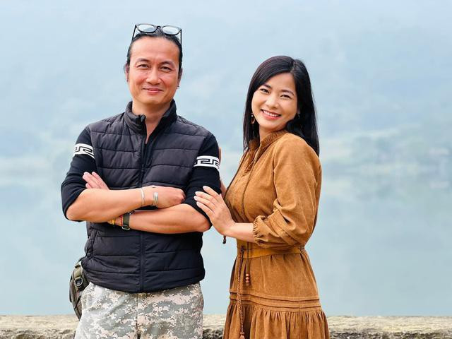 Là “gái ế” miền quê, Hoa dù đã có tuổi nhưng vẫn chưa lập gia đình. Cô dịu dàng, tốt bụng và sở hữu ngoại hình trẻ trung, xinh đẹp khiến ông Lâm (Nguyễn Thanh Bình) ngày nhớ đêm mong.