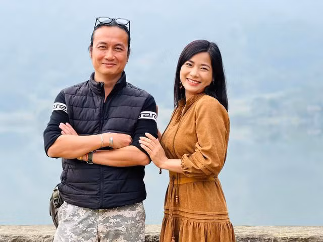 Là “gái ế” miền quê, Hoa dù đã có tuổi nhưng vẫn chưa lập gia đình. Cô dịu dàng, tốt bụng và sở hữu ngoại hình trẻ trung, xinh đẹp khiến ông Lâm (Nguyễn Thanh Bình) ngày nhớ đêm mong.