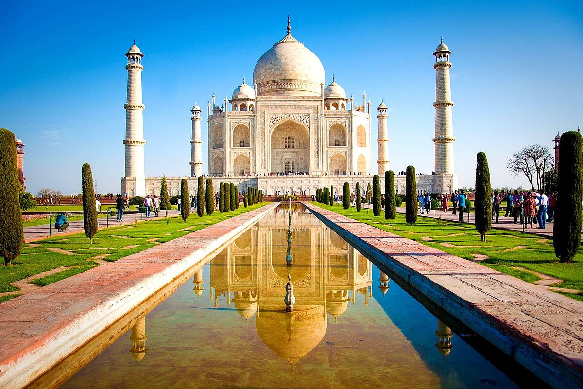 Nằm tại Agra, Ấn Độ, lăng Taj Mahal được coi là hình mẫu tuyệt vời nhất của Kiến trúc Mogul. Ảnh: Wikimedia Commons. Hoàng đế Mogul Shāh Jahān đã xây công trình này từ năm 1631-1653 dành cho người vợ của mình là Mumtaz Mahal, khi bà qua đời.