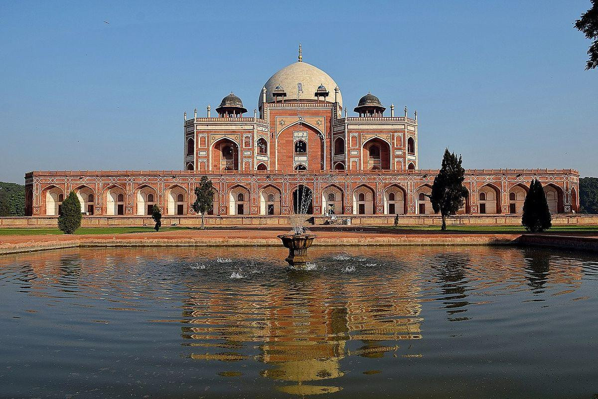  Lăng mộ Humayun nằm ở Đông Nizamuddin, New Delhi, Ấn Độ, là nơi an nghỉ của hoàng đế Mogul Humayun. Được xây vào thế kỷ 16, lăng mộ này là công trình đầu tiên sử dụng đá sa thạch đỏ trên quy mô lớn ở Tiểu lục địa Ấn Độ. Ảnh: Wondermondo.