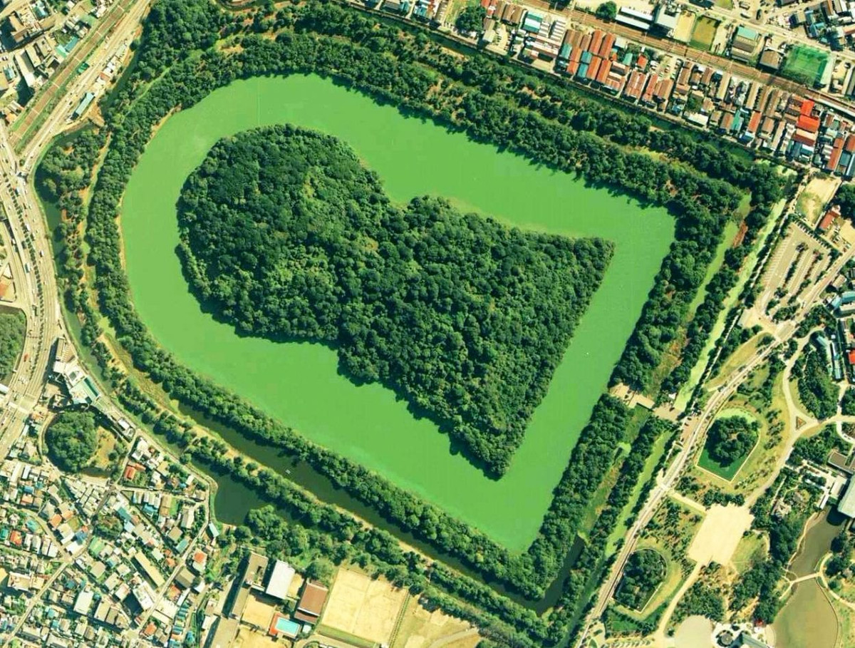 Nằm ở tỉnh Osaka của Nhật Bản, nhóm lăng mộ Mozu-Furuichi bao gồm những gò đất mang hình dáng lỗ khóa được bao phủ bởi rừng cây xanh tươi và hào nước. Những ngôi mộ cổ này được xây dựng vào thời kỳ Kofun, từ năm 250-538.