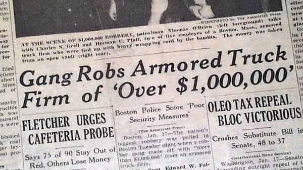 Chúng đổ đầy tiền mặt, tiền xu, séc và lệnh chuyển tiền vào 14 túi vải với tổng trọng lượng hơn nửa tấn rồi nhảy lên một chiếc xe và trốn thoát sau khoảng 30 phút.