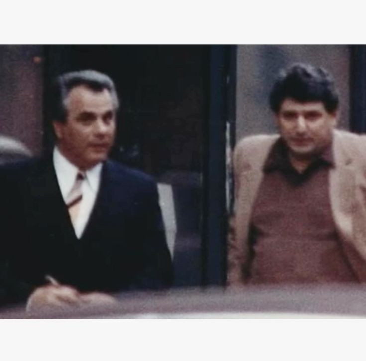 Tháng 12/1990, Gotti và một số đồng phạm bị bắt vì nhiều tội danh khác nhau tại Câu lạc bộ Ravenite ở khu Little Italy của Thành phố New York.