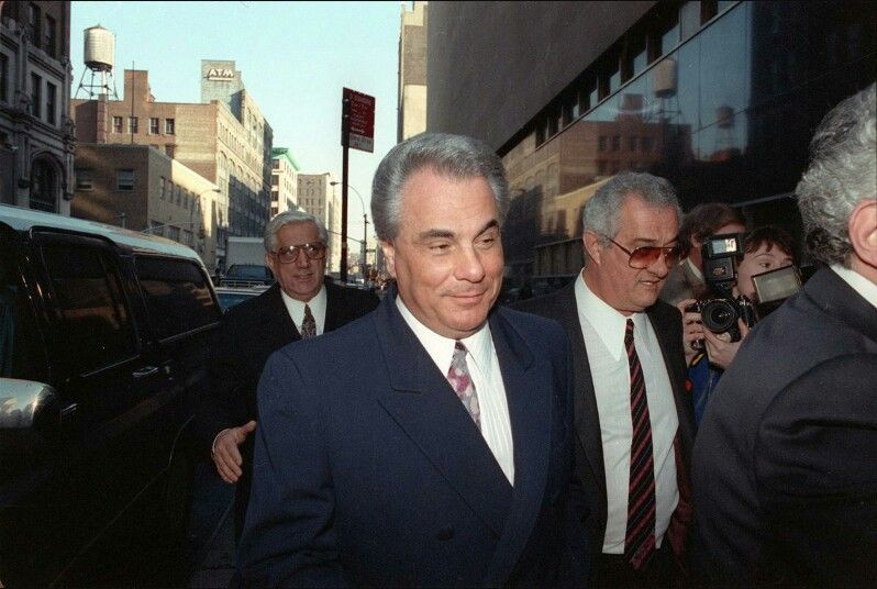 Tháng 12/1985, Gotti lên nắm quyền kiểm soát nhà Gambino sau khi ra lệnh sát hại ông trùm Paul Castellano bên ngoài một nhà hàng bít tết ở Manhattan.