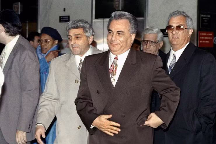 Sinh ngày 27/10/1940 trong một gia đình nghèo khó có 13 người con ở Bronx, New York, John Gotti - trùm mafia khét tiếng nước Mỹ những năm 1970-1980 - là hậu duệ của những người nhập cư Italia.
