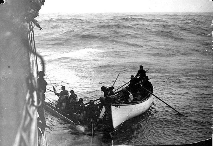 David Morehouse - thuyền trưởng của con tàu chiến - đã lên con tàu đang trôi dạt, và nhận ra rằng nó đã bị bỏ hoang.