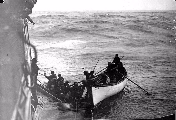 David Morehouse - thuyền trưởng của con tàu chiến - đã lên con tàu đang trôi dạt, và nhận ra rằng nó đã bị bỏ hoang.