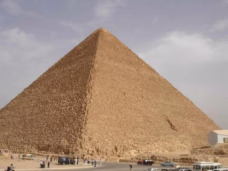 Trong thời kỳ Cổ Vương quốc (cuối thế kỷ 26 TCN đến giữa thế kỷ 22 TCN), người Ai Cập đã xây dựng những kim tự tháp lớn nhất và đầy tham vọng nhất của họ.