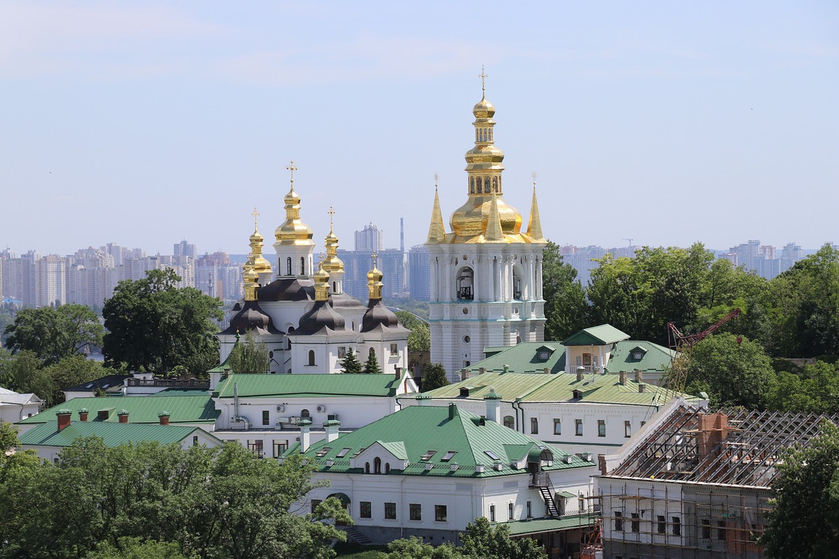 Nằm tại huyện Pechersk, thuộc thành phố Kiev, Kiev Pechersk Lavra hay Tu viện các hang động Kiev là một trung tâm Chính thống giáo có tầm quan trọng đặc biệt ở Đông Âu. Là Di sản thế giới đầu tiên của Ukraine, đây là một tổ hợp gồm công trình tôn giáo cổ, gồm các hang động, nhà thờ, tháp chuông... tuổi đời nhiều thế kỷ. Ảnh: Pixabay.