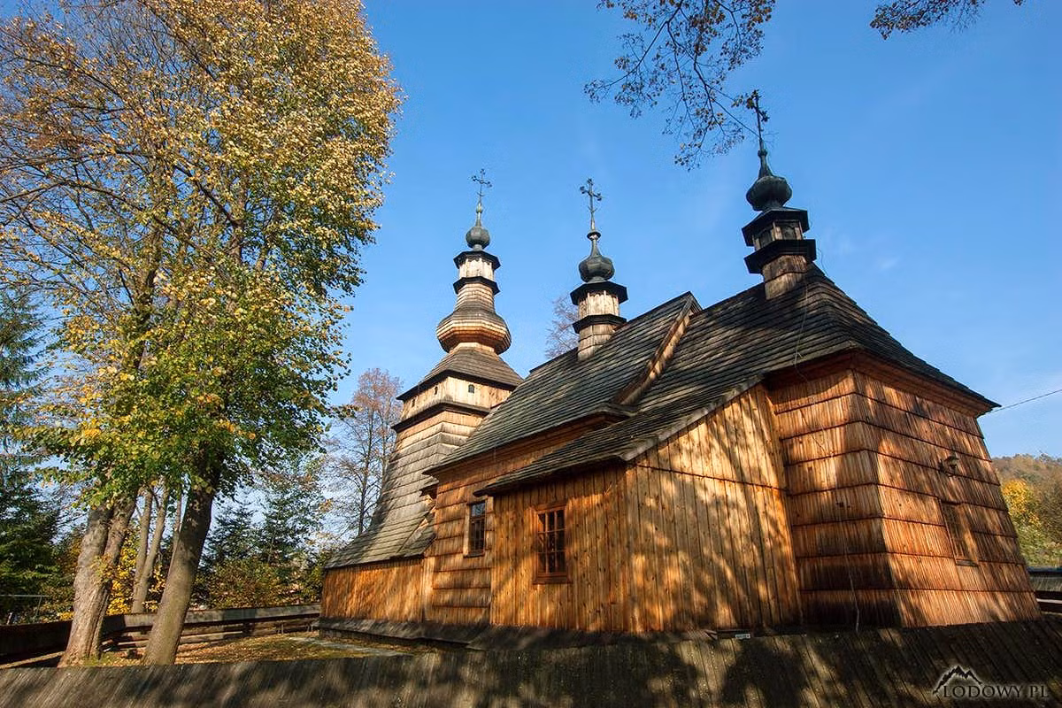 Nhà thờ gỗ Tserkvas trên dãy Karpat là Di sản văn hóa thế giới nằm ở Ukraine và Ba Lan. Đây là một nhóm 16 nhà thờ bằng gỗ được các cộng đồng của Giáo hội Chính Thống Hy Lạp và Công giáo Đông phương xây dựng từ giữa thế kỷ 16 tới thế kỷ 19. Ảnh: SummitPost.