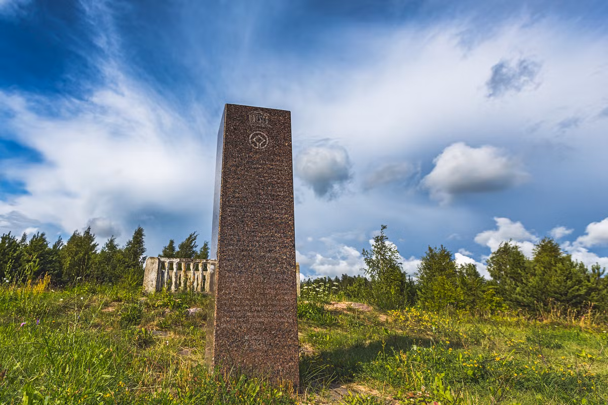 Vòng cung trắc đạc Struve là Di sản văn hóa thế giới chung của Ukraine với nhiều nước khác. Đây là một chuỗi các trạm trắc đạc tam giác dài gần 3.000 km, chạy qua 10 quốc gia, do nhà khoa học Nga gốc Đức là Friedrich Georg Wilhelm von Struve thành lập và sử dụng trong từ năm 1816-1855 để đo đạc Trái đất. Ảnh: Atostogos kaime.