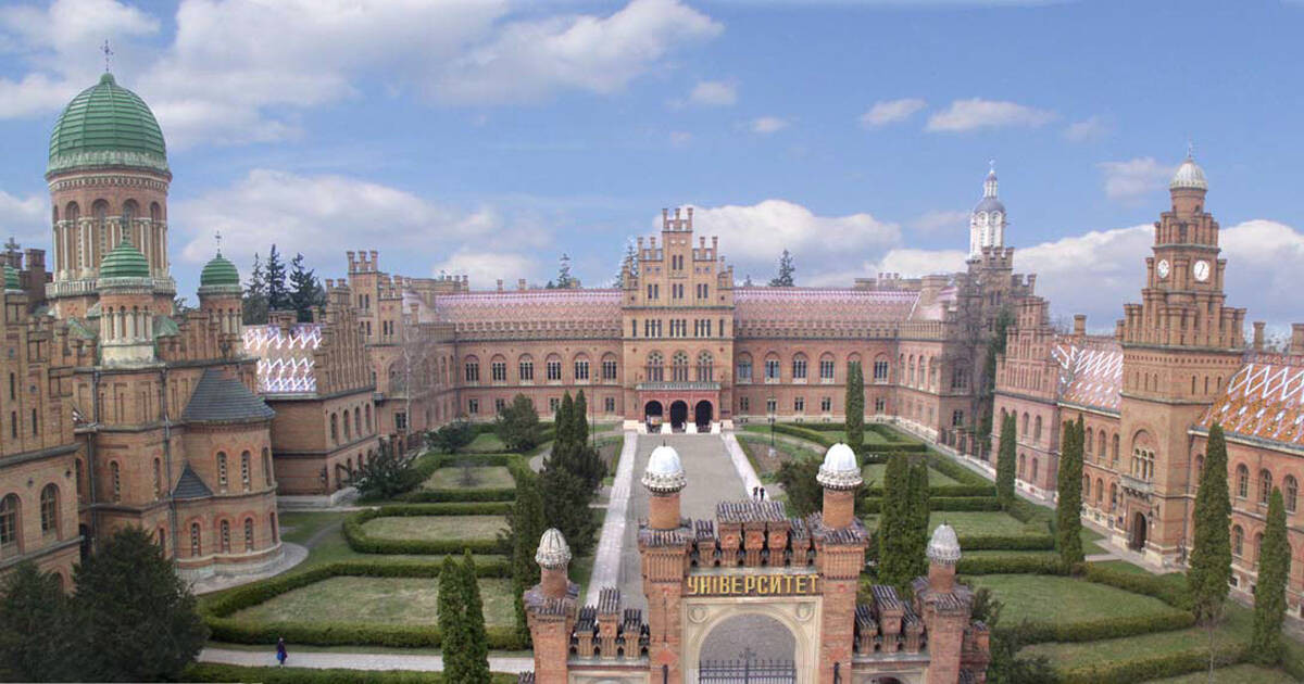 Nằm ở thành phố Chernivtsi, dinh thự của người Bukovina và Giám mục đô thành Dalmatian là tòa nhà tráng lệ được xây dựng từ những năm 1864-1882 theo thiết kế của kiến trúc sư người Séc Josef Hlávka. Hiện nay dinh thự là một phần của Đại học Chernivtsi. Ảnh: UNESCO.