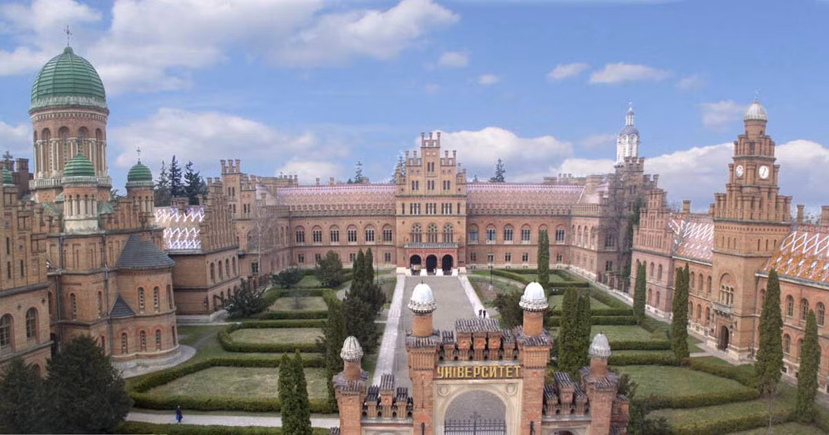 Nằm ở thành phố Chernivtsi, dinh thự của người Bukovina và Giám mục đô thành Dalmatian là tòa nhà tráng lệ được xây dựng từ những năm 1864-1882 theo thiết kế của kiến trúc sư người Séc Josef Hlávka. Hiện nay dinh thự là một phần của Đại học Chernivtsi. Ảnh: UNESCO.