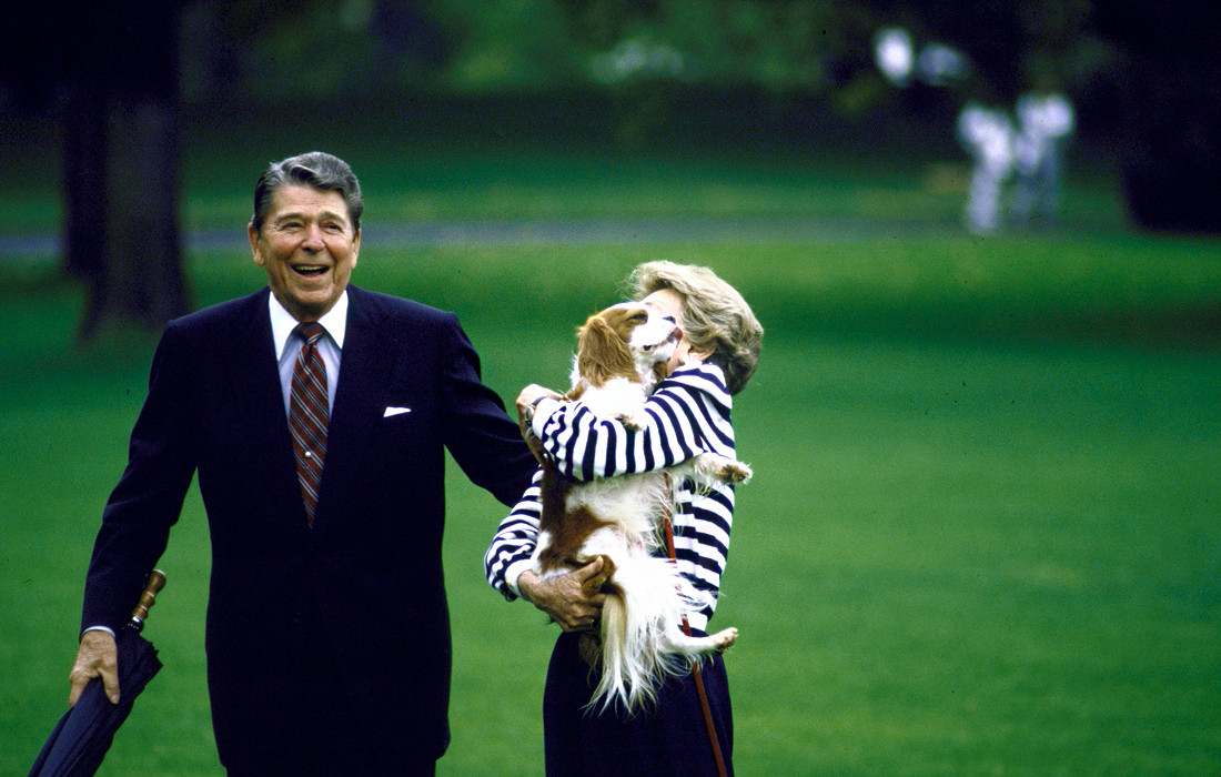 Chú chó giống Spaniel được Tổng thống thứ 40 Ronald Reagan đặt biệt danh là Rex. Như một món quà chia tay, khi nhiệm kỳ của ông kết thúc, Rex được tặng một ngôi nhà dành cho chó ở Nhà Trắng.