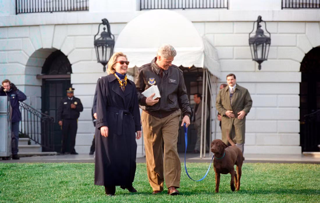 Chú chó tha mồi Labrador tên Buddy của Tổng thống Mỹ thứ 42 Bill Clinton. Ông đặt tên nó theo tên người chú quá cố Henry Oren “Buddy” Grisham, người có ảnh hưởng lớn đến ông sau này.