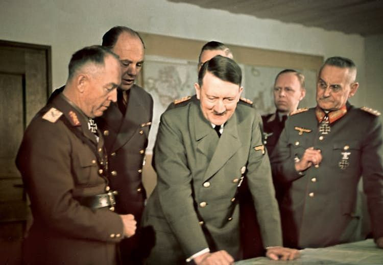 Khi Hitler trở nên phấn khích sau chiến thắng của mình ở Liên Xô năm 1941, Halder đã viết rằng: “Quốc trưởng quyết tâm san phẳng Moskva và Leningrad”.