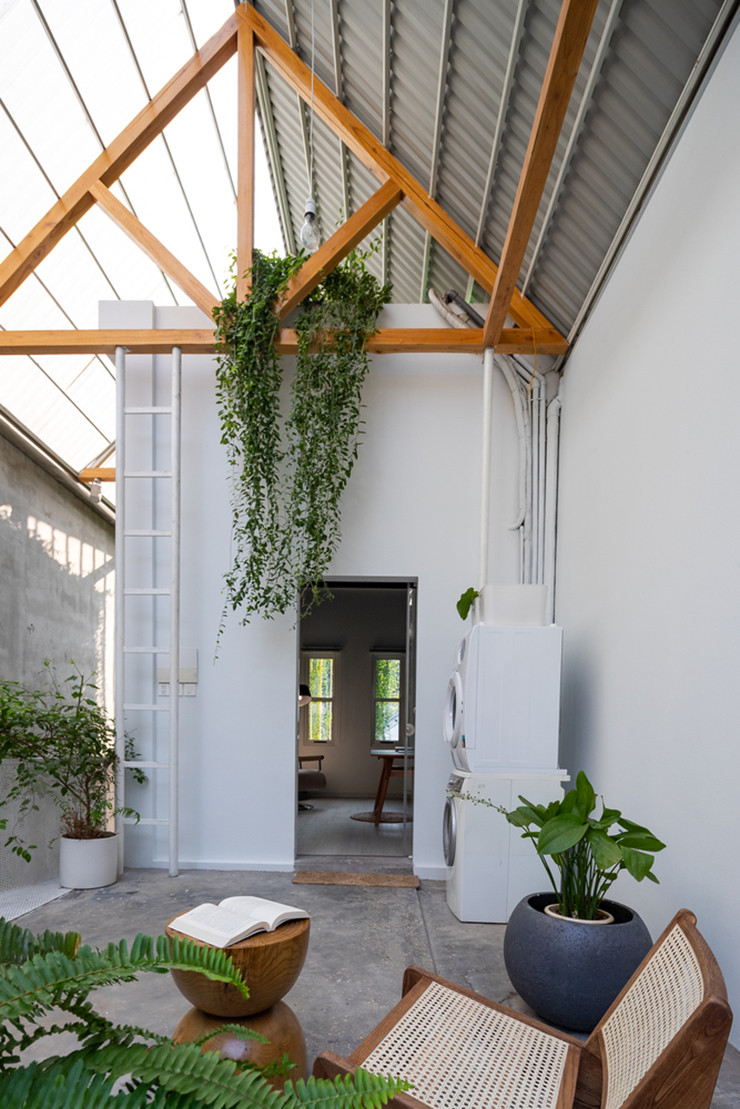 Để tiết kiệm chi phí cũng như sức lực, các kiến trúc sư đã quyết định cải tạo căn nhà hoang thay vì đập đi xây mới hoàn toàn.