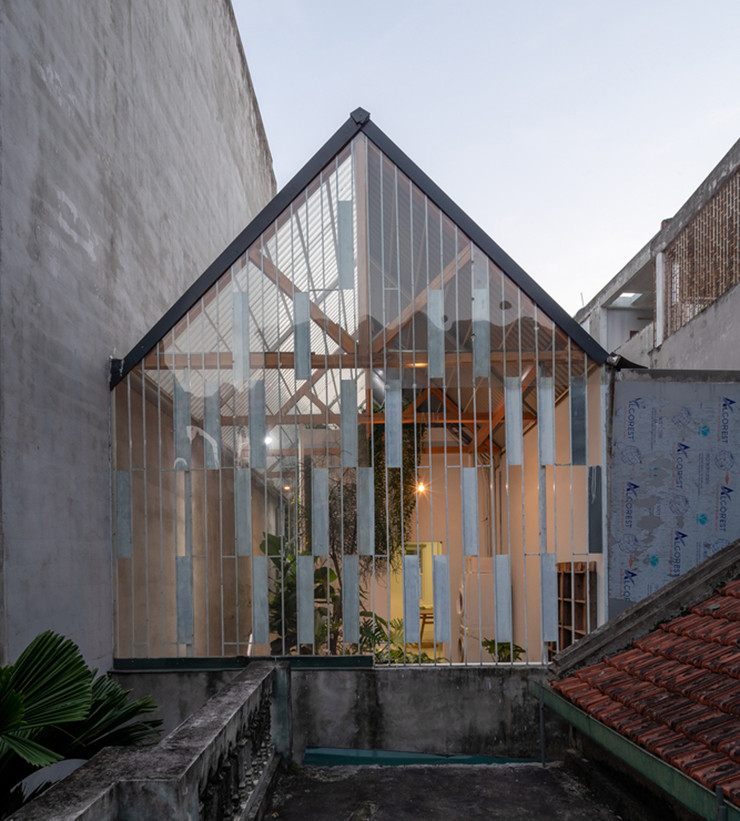 Các kiến trúc sư đã nhận thiết kế một căn nhà trẻ trung, hiện đại từ căn nhà hoang đó cho một cậu trai trẻ.