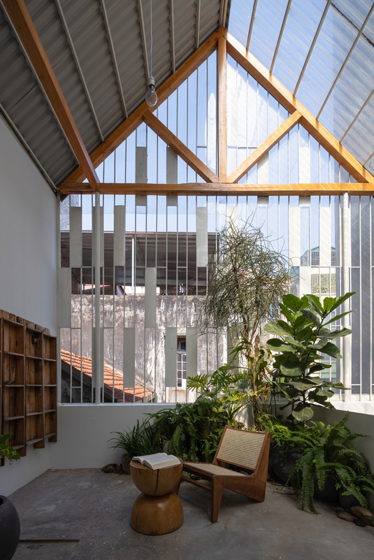 Lớp "áo mưa" làm từ những vật liệu phổ biến và nhẹ như sắt, tấm lợp polycarbonate và gỗ. Tổng chi phí sửa chữa của căn nhà là khoảng 500 triệu đồng.