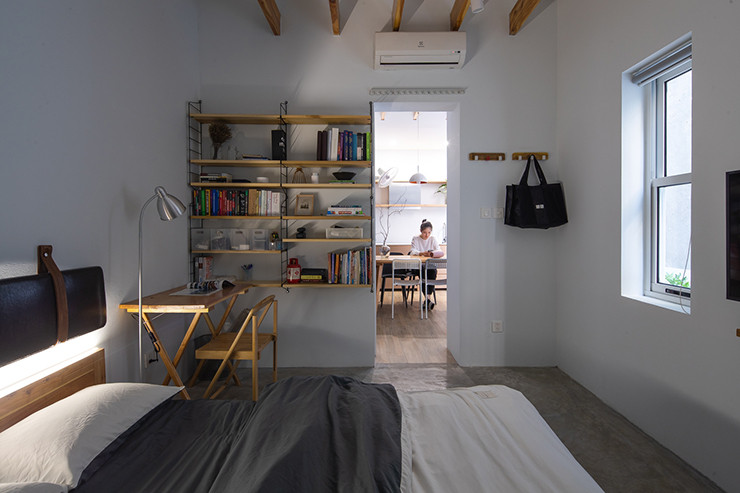 Đồ nội thất đơn giản, nhiều vật dụng được tận dụng từ đồ cũ, tiết kiệm chi phí cho gia chủ.