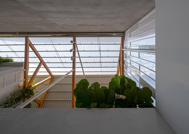 Nhằm bảo vệ phần tường, sàn khỏi xuống cấp do thời tiết, các kiến trúc sư đã "trùm" lên khối nhà cũ một lớp "áo mưa", gồm phần mái và các mặt bao che trước, sau.