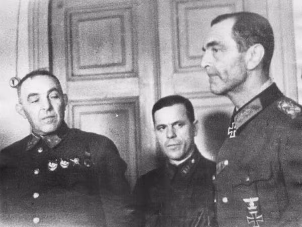 Sau chiến tranh, Paulus đã ra làm nhân chứng trong Tòa án Nürnberg xử các lãnh tụ Phát xít Đức. Ông được chuyển đến CHDC Đức vào năm 1953, hai năm trước khi các tù binh Đức còn lại hồi hương.